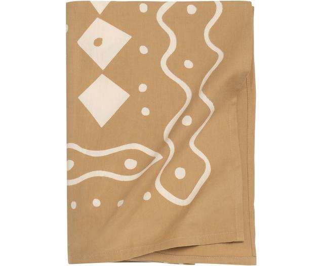 Boho-Tagesdecke Boa in senfgelber und weißer Farbgebung, ideal für eine stilvolle Wohnzimmerdekoration.