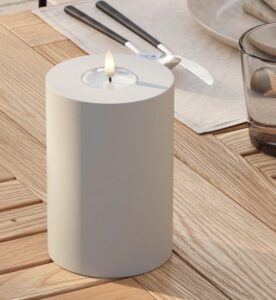 Outdoor LED-Blockkerze in Sandfarbe für stimmungsvolle Beleuchtung im Garten oder auf der Terrasse.